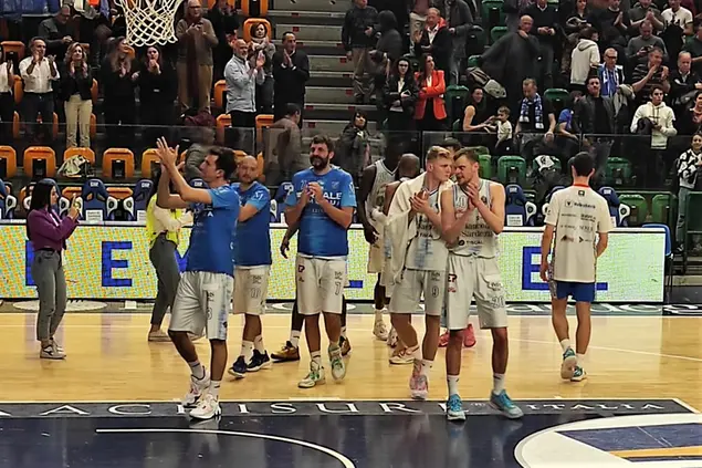 La Dinamo si agurua di fare il giro del campo anche mercoledì notte (foto G. Marras)