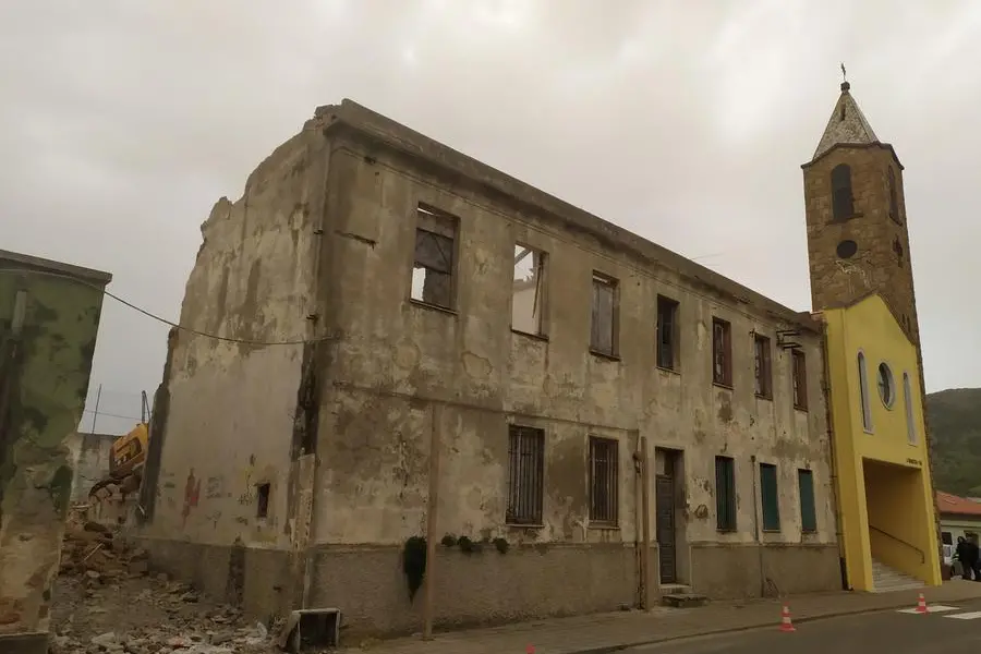 La demolizione della regia caserma dei carabinieri di Serbariu (L'Unione Sarda - Usai)
