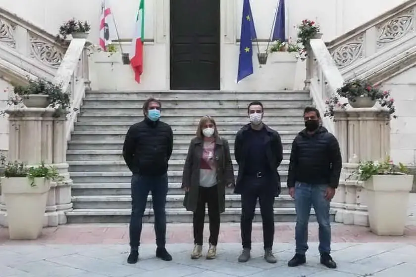 Didascalia: Gli amministratori di Burcei dopo un recente incontro col sindaco Paolo Truzzu (Foto Serreli)