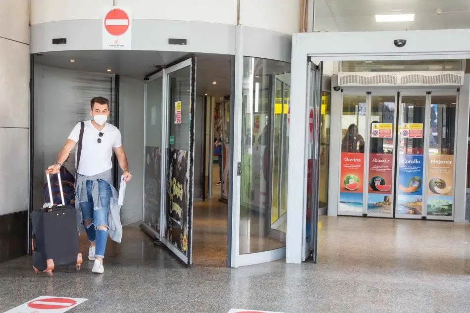 Un passeggero in arrivo all'aeroporto di Cagliari-Elmas (foto L'Unione Sarda)
