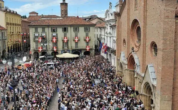 La folla ai funerali