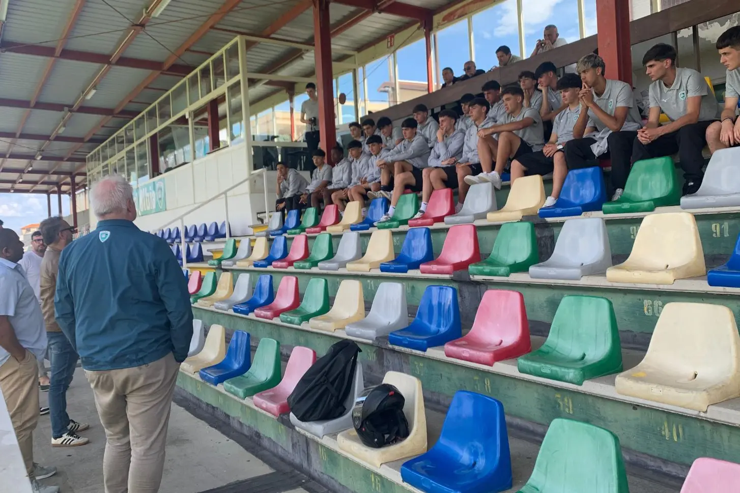 L'incontro con i giovani calciatori avvenuto al "Nespoli" (fonte Olbia Calcio)