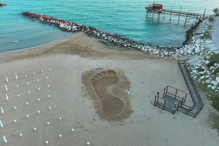 Mistero a Termoli: sulla spiaggia un’impronta gigante
