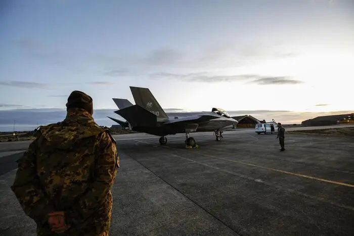Caccia F35 italiani impiegati nell'operazione NATO Northern Lightning, Keflavik (ISL) 10 Ottobre 2019. ANSA/GIUSEPPE LAMI Operazione NATO Northern Lightning - Per la prima volta un caccia di quinta generazione ? impiegato in una missione di Air Policing, l?Italia in Islanda ? il primo paese ad impiegare in un?operazione NATO il velivolo F-35A. Sono sei i caccia F-35, provenienti dal 32? Stormo di Amendola, che hanno il compito di preservare l?integrit? dello spazio aereo della NATO, rafforzando l'attivit? di sorveglianza dei cieli?dell?Islanda che non possiede capacit? e strutture per la difesa aerea autonoma. L'attivit? di Air Policing consiste nella continua sorveglianza dell'integrit? dello spazio aereo della NATO nonch? nell'identificazione di eventuali sue violazioni all'integrit?, dinnanzi alle quali scattano appropriate azioni di contrasto, come, ad esempio, il decollo rapido di velivoli caccia intercettori, che in termini tecnici ? definito scramble. Sede della Task Force Air (TFA) 32nd Wing ? la base aerea di Keflavik (ISL) dove opereranno per tre settimane piloti, personale tecnico, logistico e della Force Protection