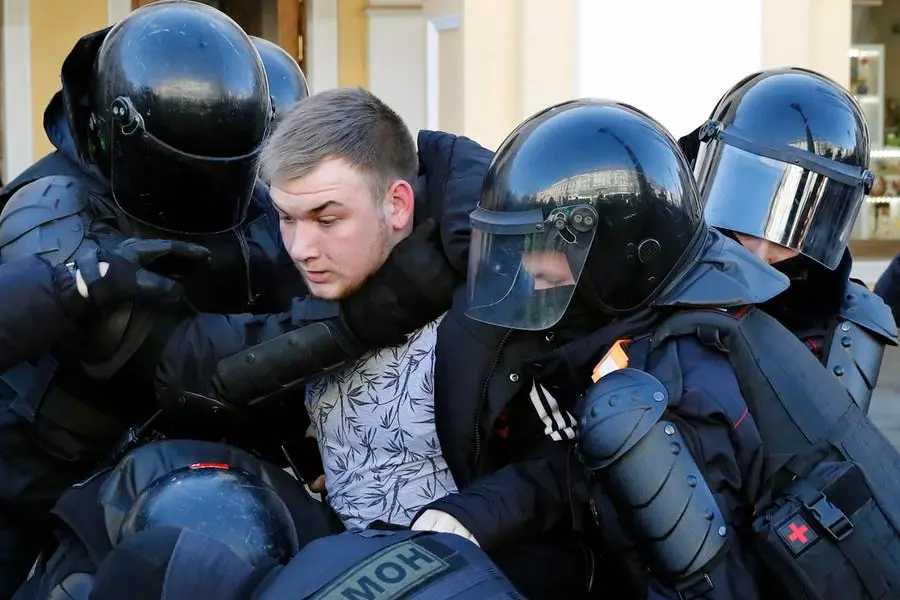 Un manifestante fermato dalla polizia a San Pietroburgo (Ansa-Epa)