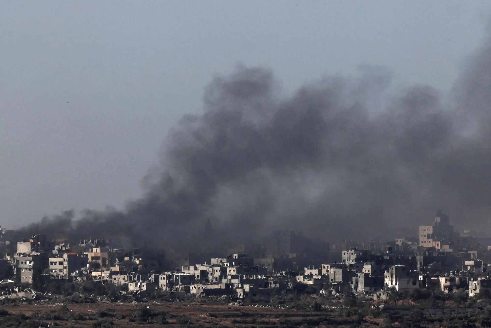 Bombardamenti a Gaza (foto Ansa/Afp)