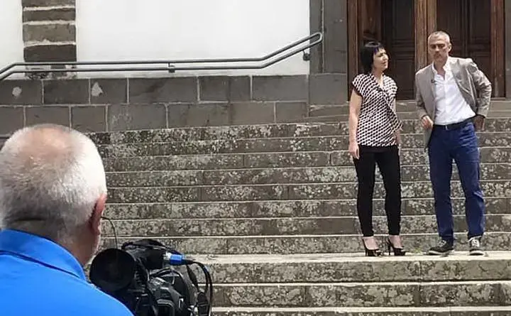 Emanuele Dessì con il sindaco Bastiana Carboni nel centro storico di Borore