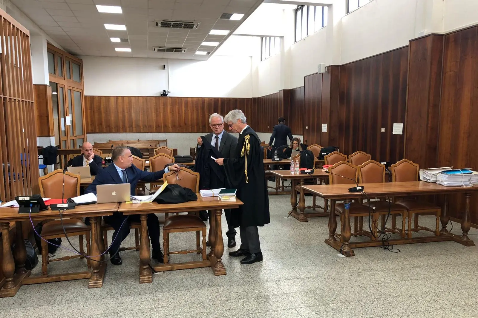 Mameli e gli altri difensori nell'aula del processo Grillo (foto Busia)