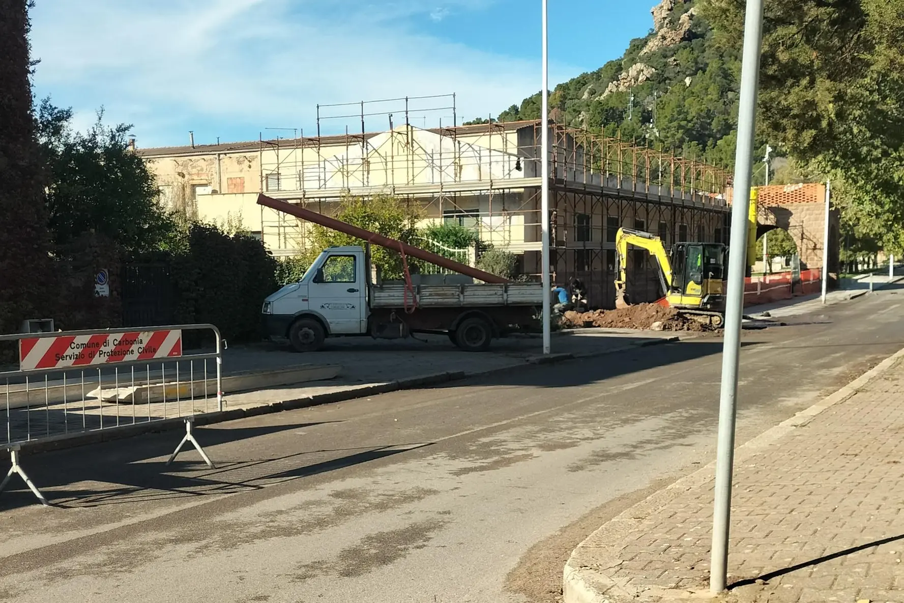 Gli operai al lavoro in via Sicilia (foto Scano)