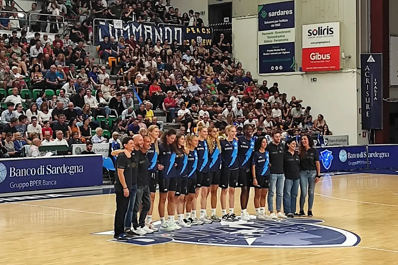 La Dinamo Women nella presentazione al palaSerradimigni (foto Marras)