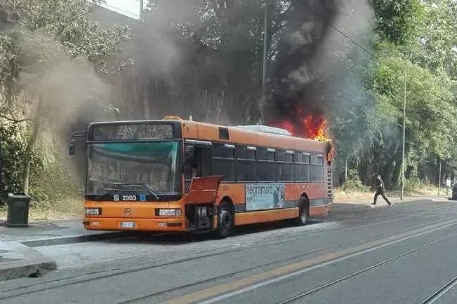L'autobus in fiamme a Milano