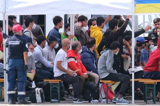 Migranti al porto di Cagliari (Giuseppe Ungari)