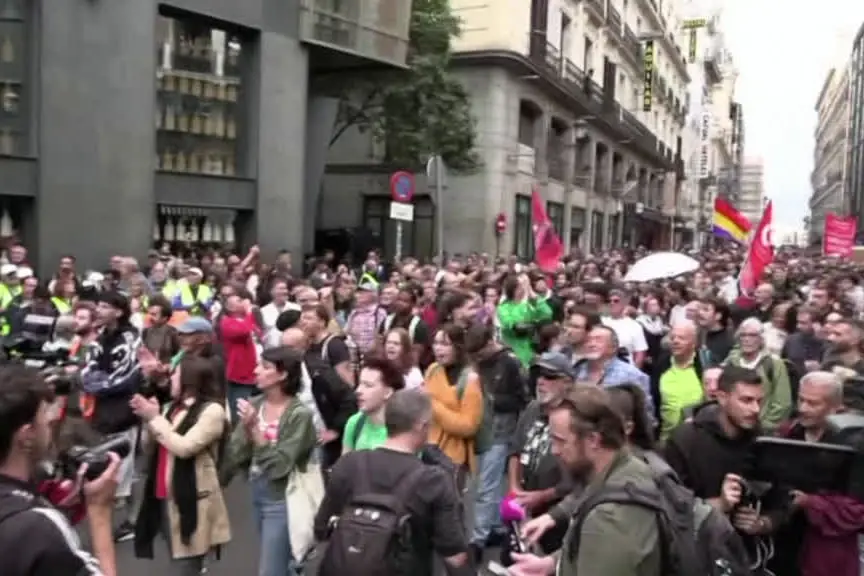 Madrid, manifestazioni davanti a Parlamento: si vota su crisi alloggi