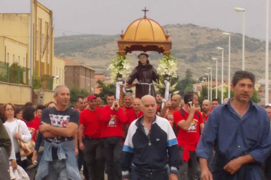 Il simulacro di Sant'Antonio di Padova in processione