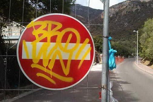 Domusnovas, cartelli stradali vandalizzati sulla strada per la grotta