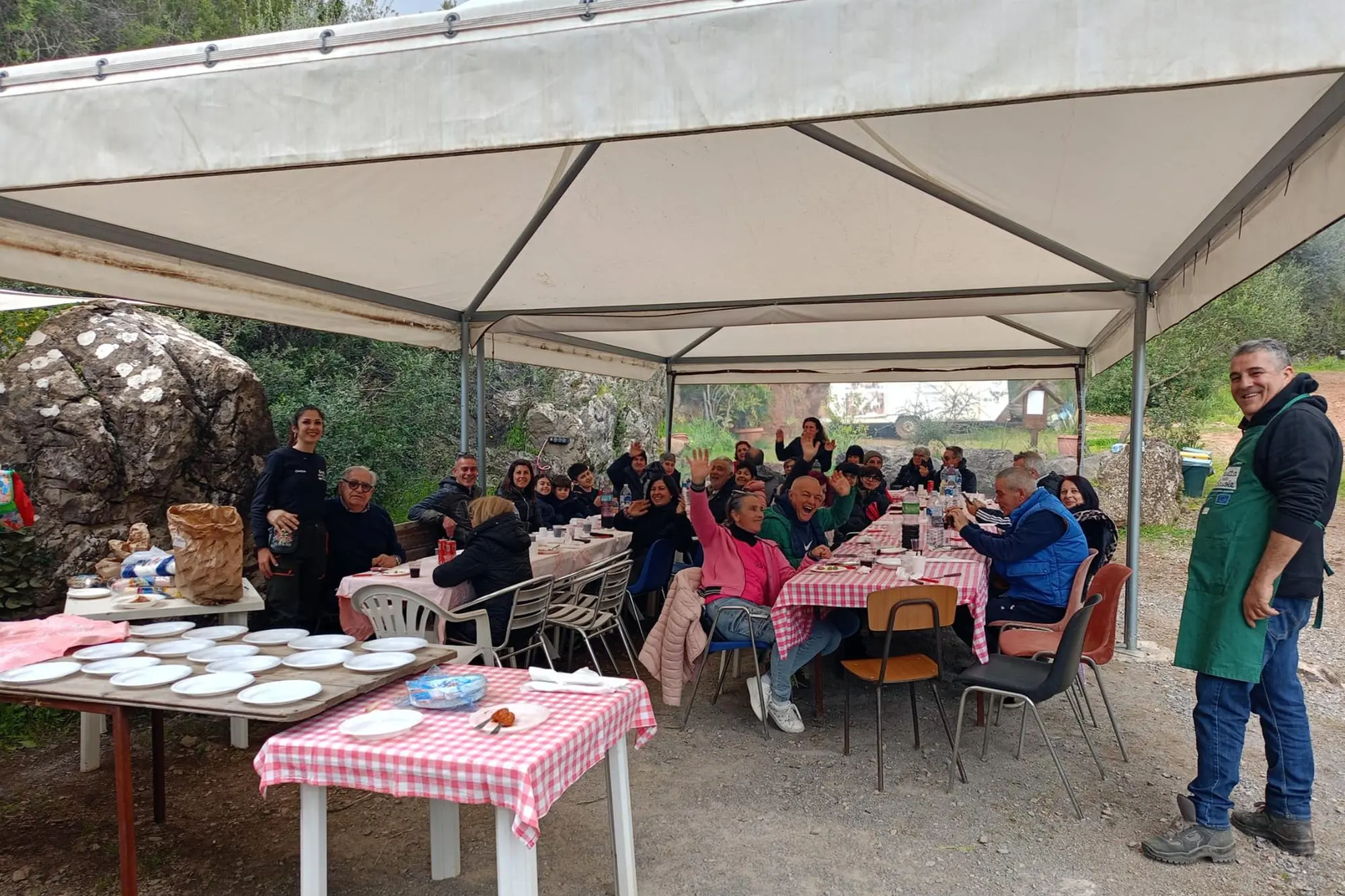 Il relax dopo l'escursione nella valle carsica. (Foto Scano)