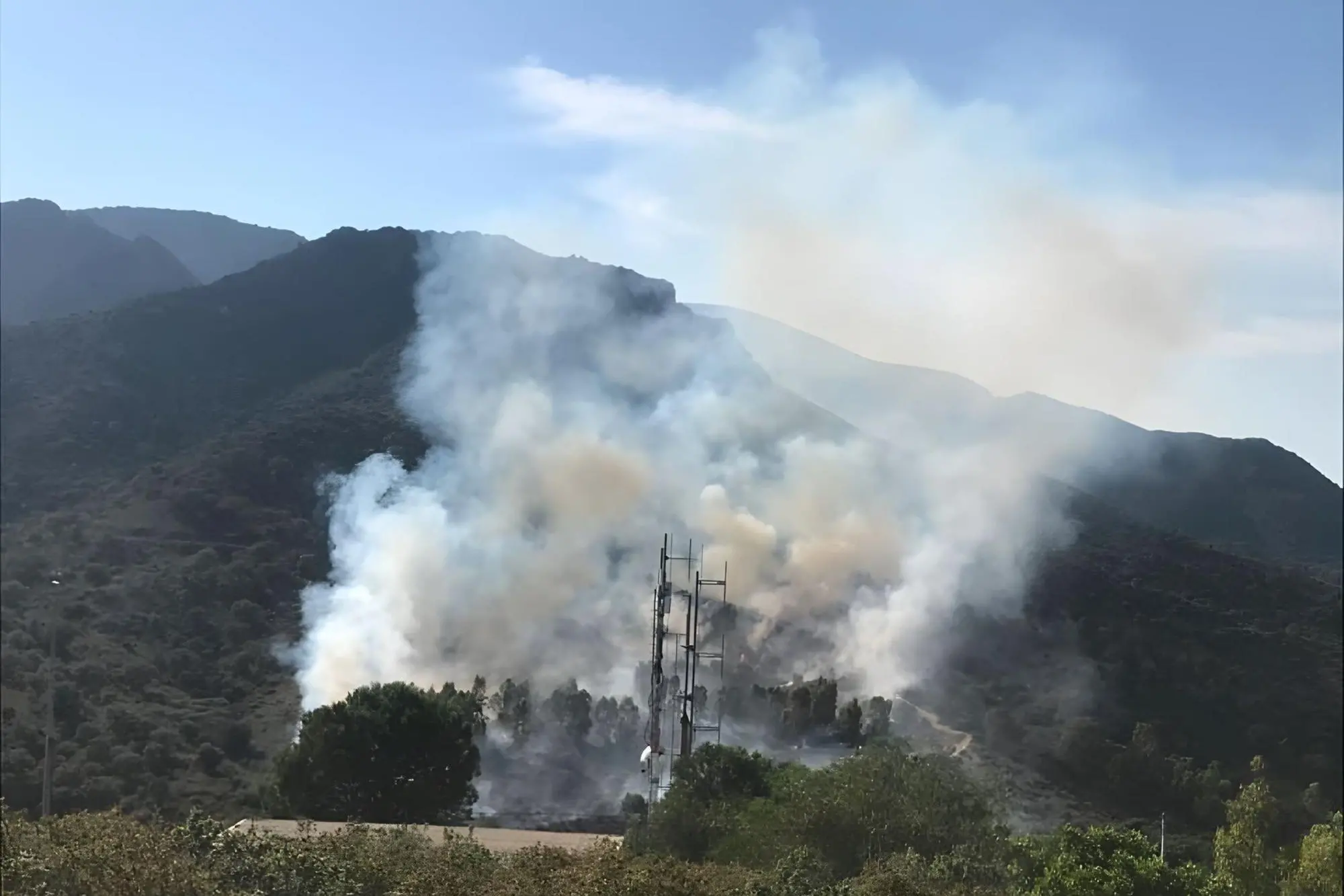 L'incendio sui monti di Capoterra (Foto: Michele Porcu)