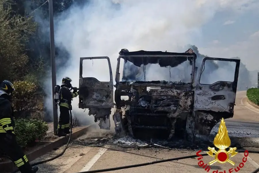 Il camion incendiato