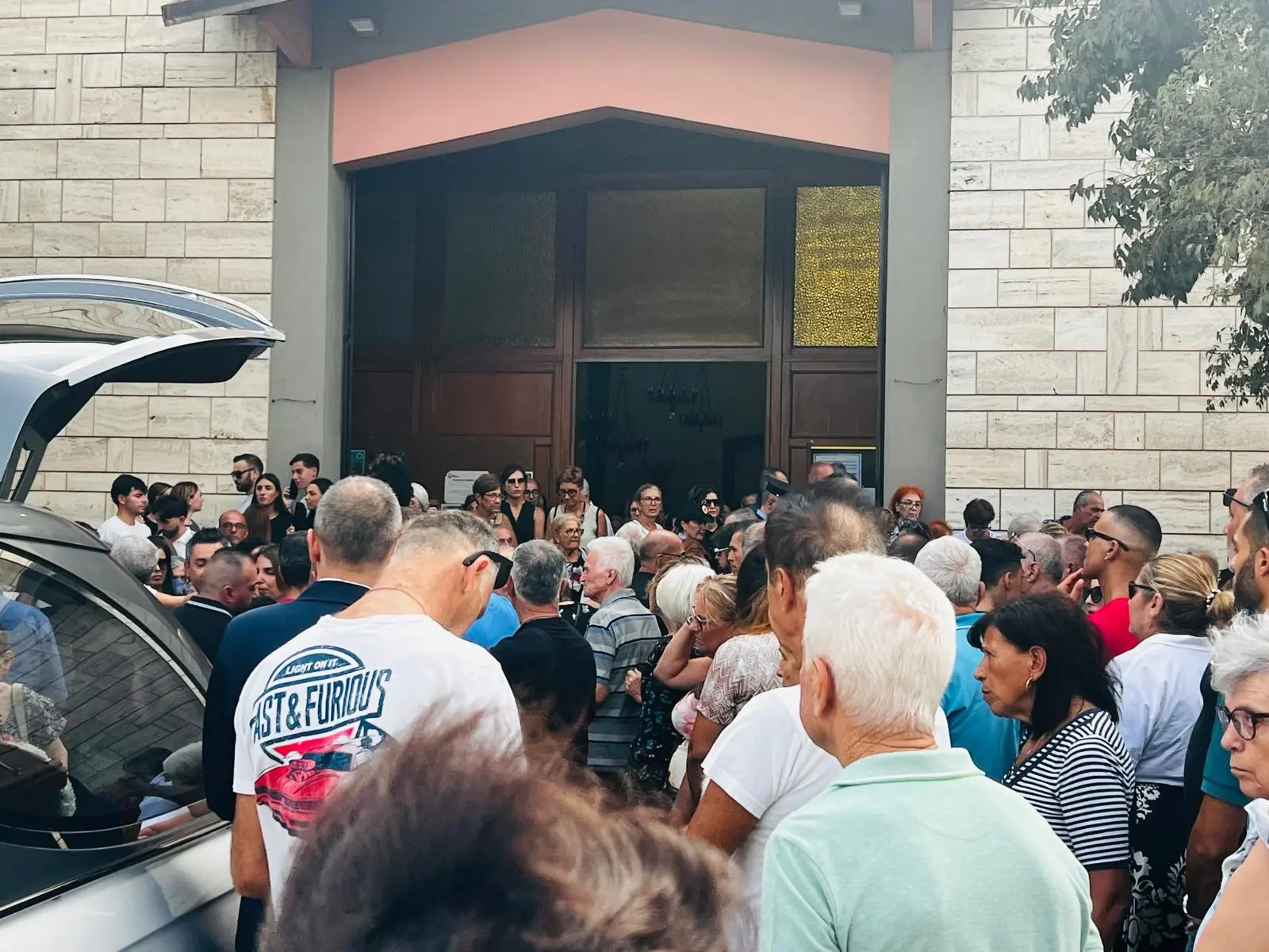 L'esterno della chiesa per i funerali di Valeria Sollai (foto Marci)