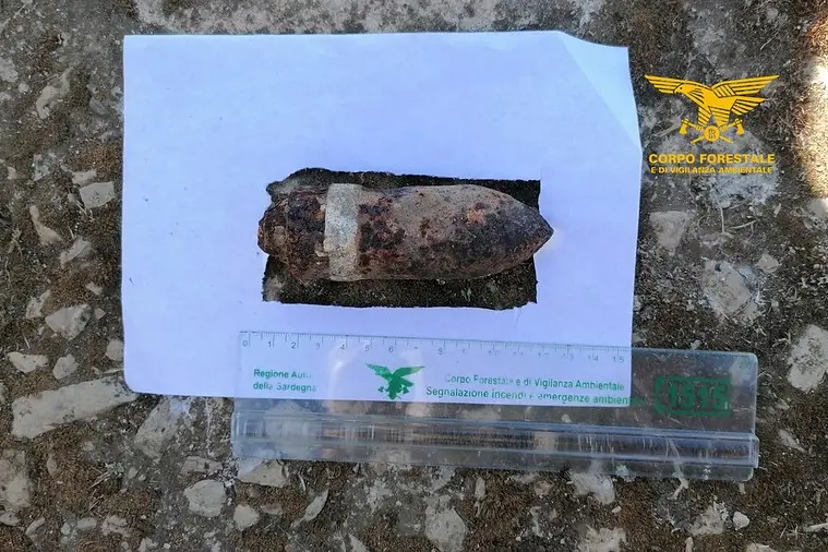L'ordigno scoperto a Isili (foto Corpo Forestale)