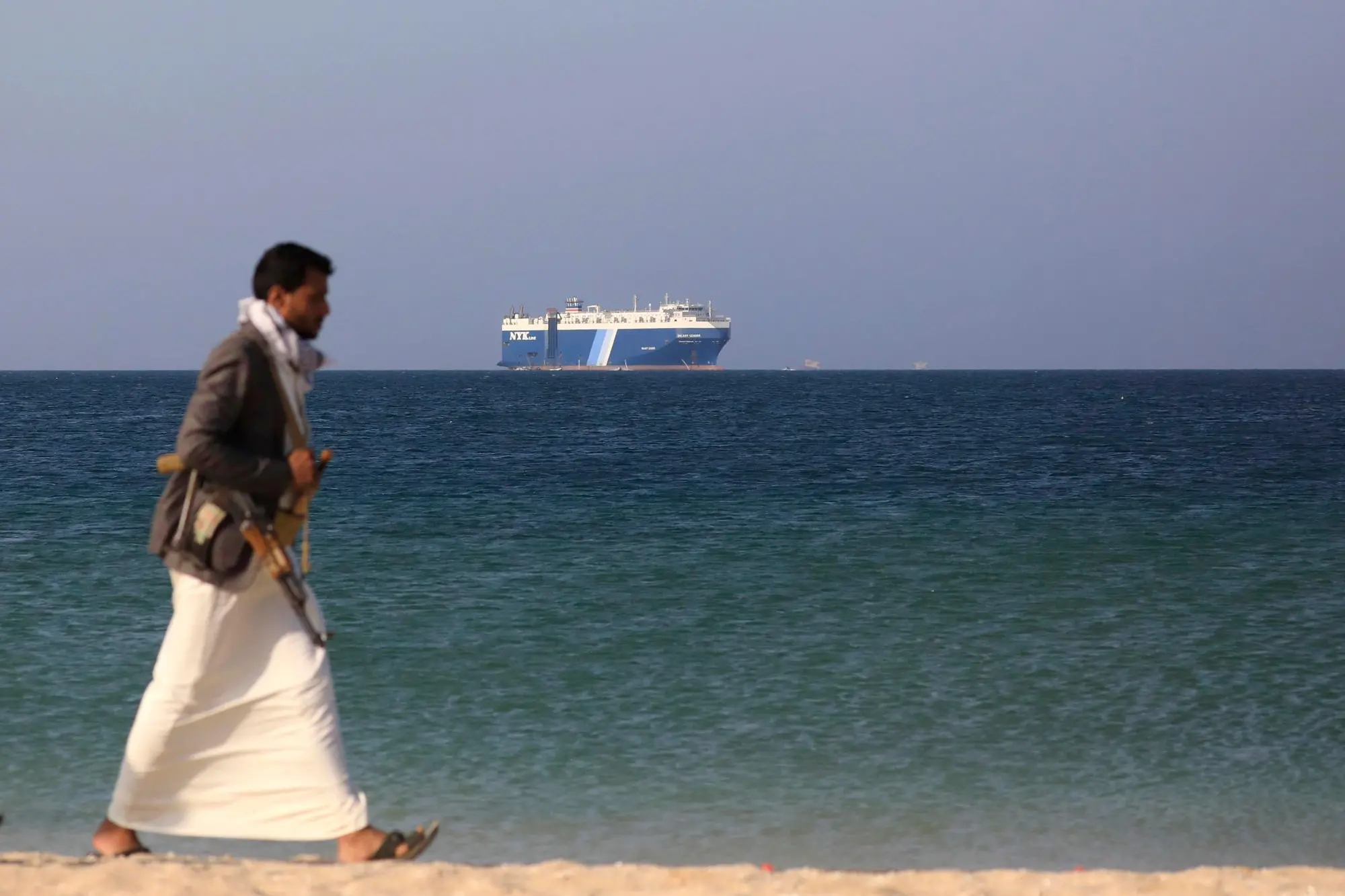 Un miliziano Houthi su una spiaggia in Yemen (Ansa-Epa)