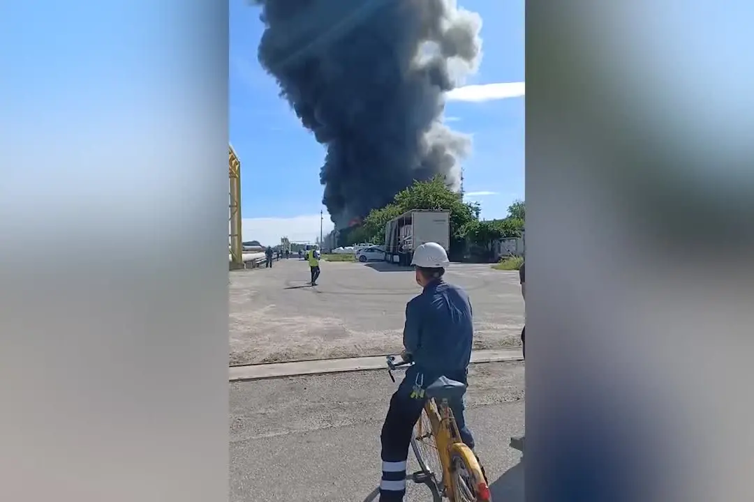 Mantova, in fiamme un magazzino di materiale plastico: evacuati gli operai