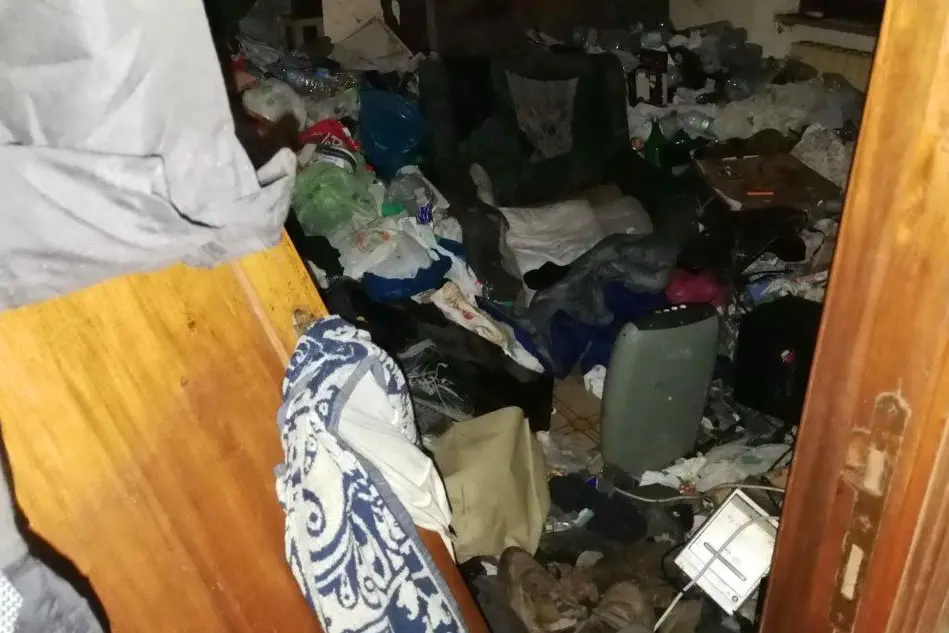 L'interno dell'abitazione in cui è stata trovata la donna (Ansa)