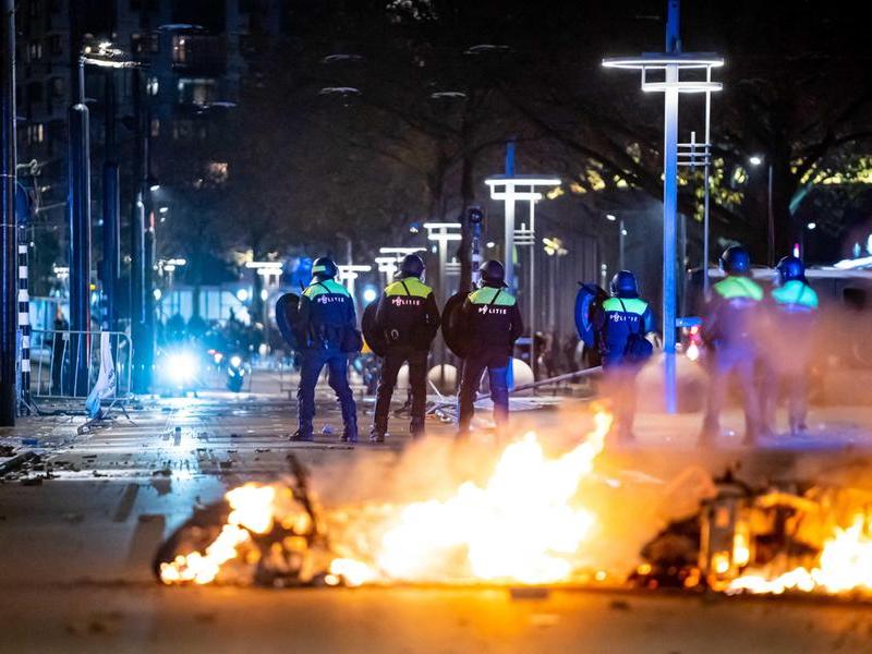 Guerriglia contro il lockdown a Rotterdam, 51 arresti: “La metà minorenni”