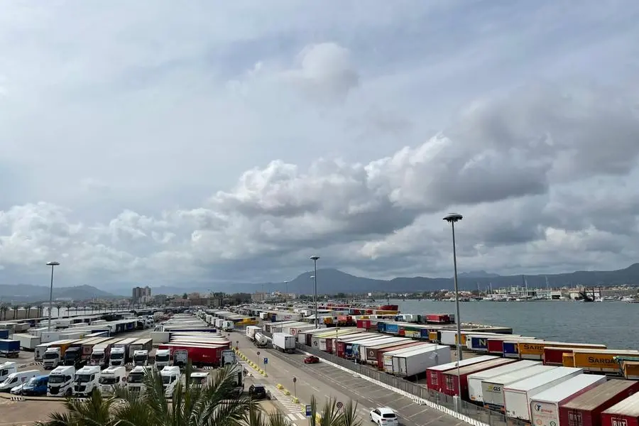 I semirimorchi bloccati, nei giorni scorsi, in porto a Olbia (foto Ansa)