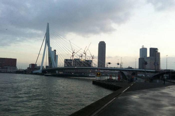 Rotterdam smonta un ponte per far passare lo yacht gigantesco di Jeff Bezos
