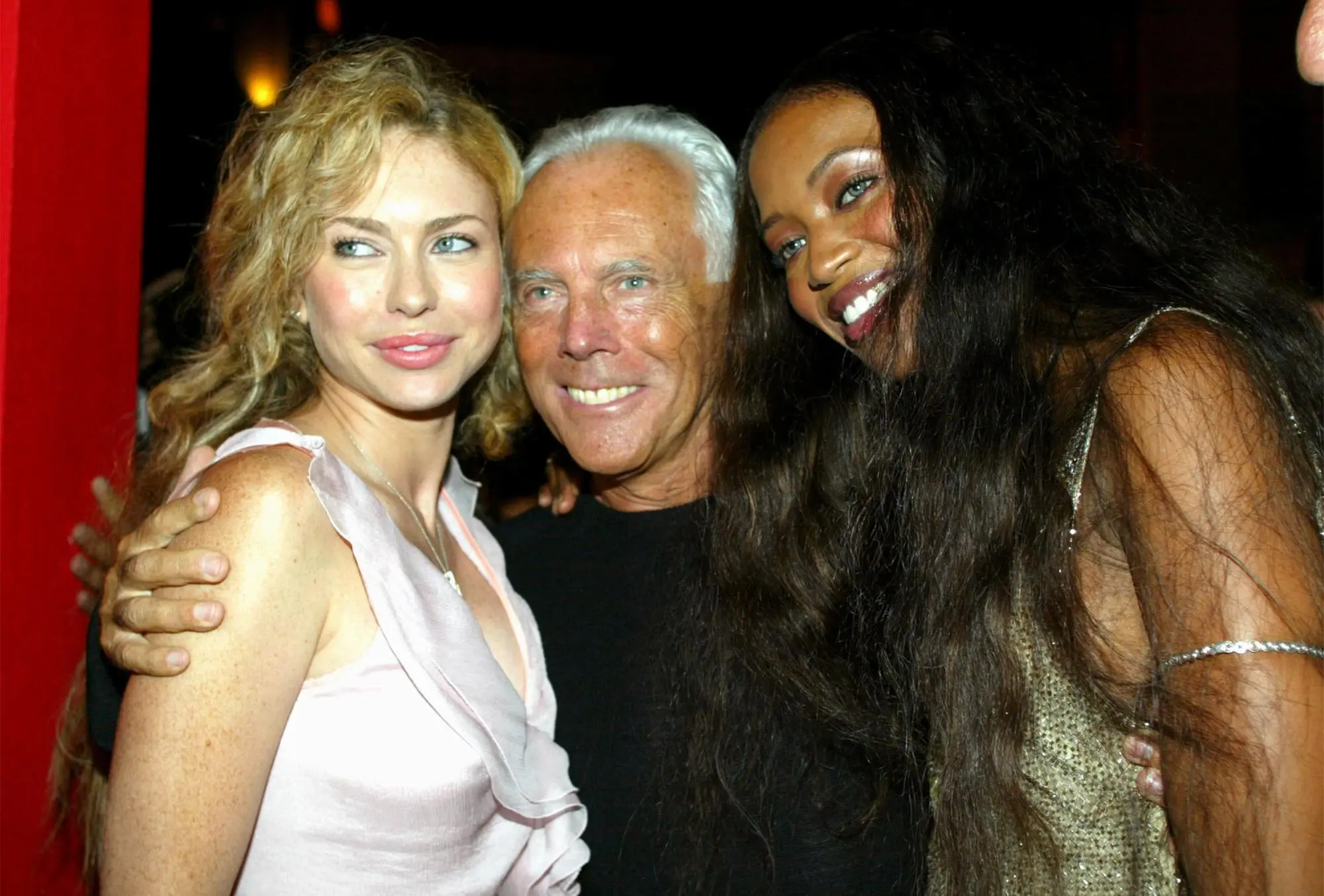 Giorgio Armani con Naomi Campbell e Yvonne Sciò (Ansa)