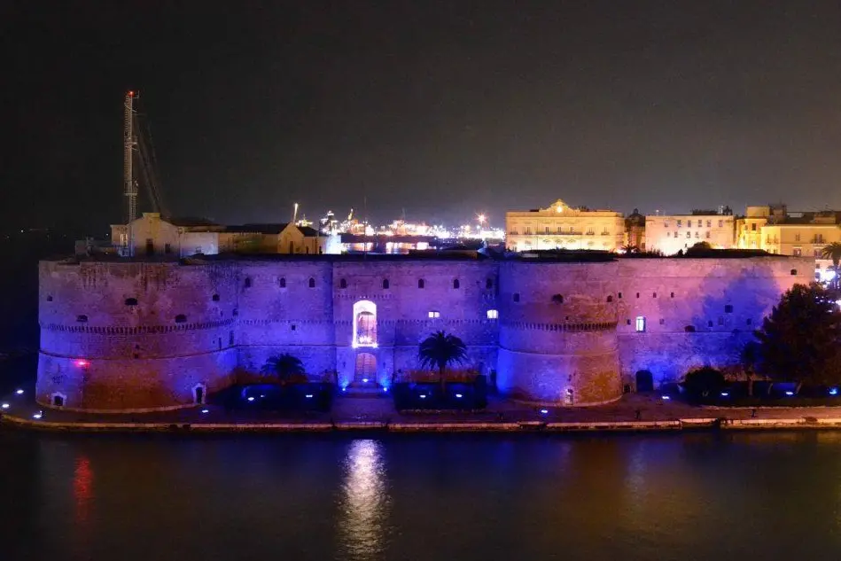 Giornata dell'autismo: edifici e monumenti si tingono di blu (Il castello aragonese di Taranto)