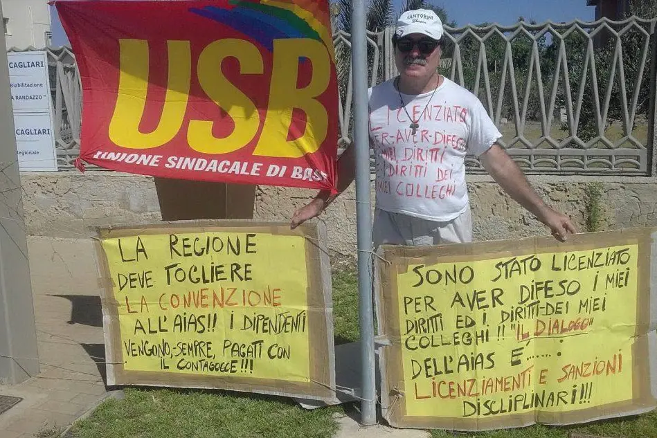 La protesta di Antonello Repetto presso la sede Aias di viale Poetto a Cagliari