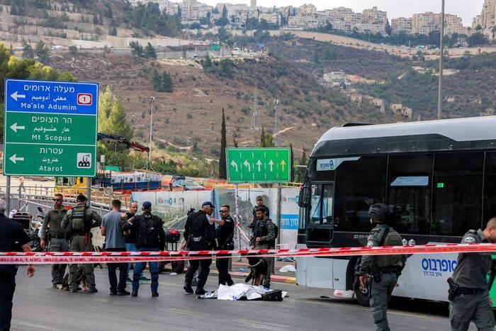 Attentato a Gerusalemme, terroristi salgono sul bus e aprono il fuoco: 5 morti, più di 10 feriti