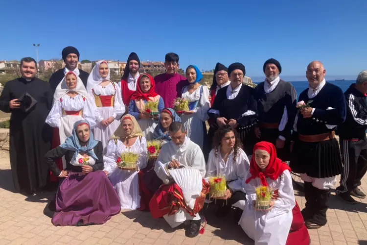 I sacerdoti con il gruppo Intragnas in costume (foto Pala)