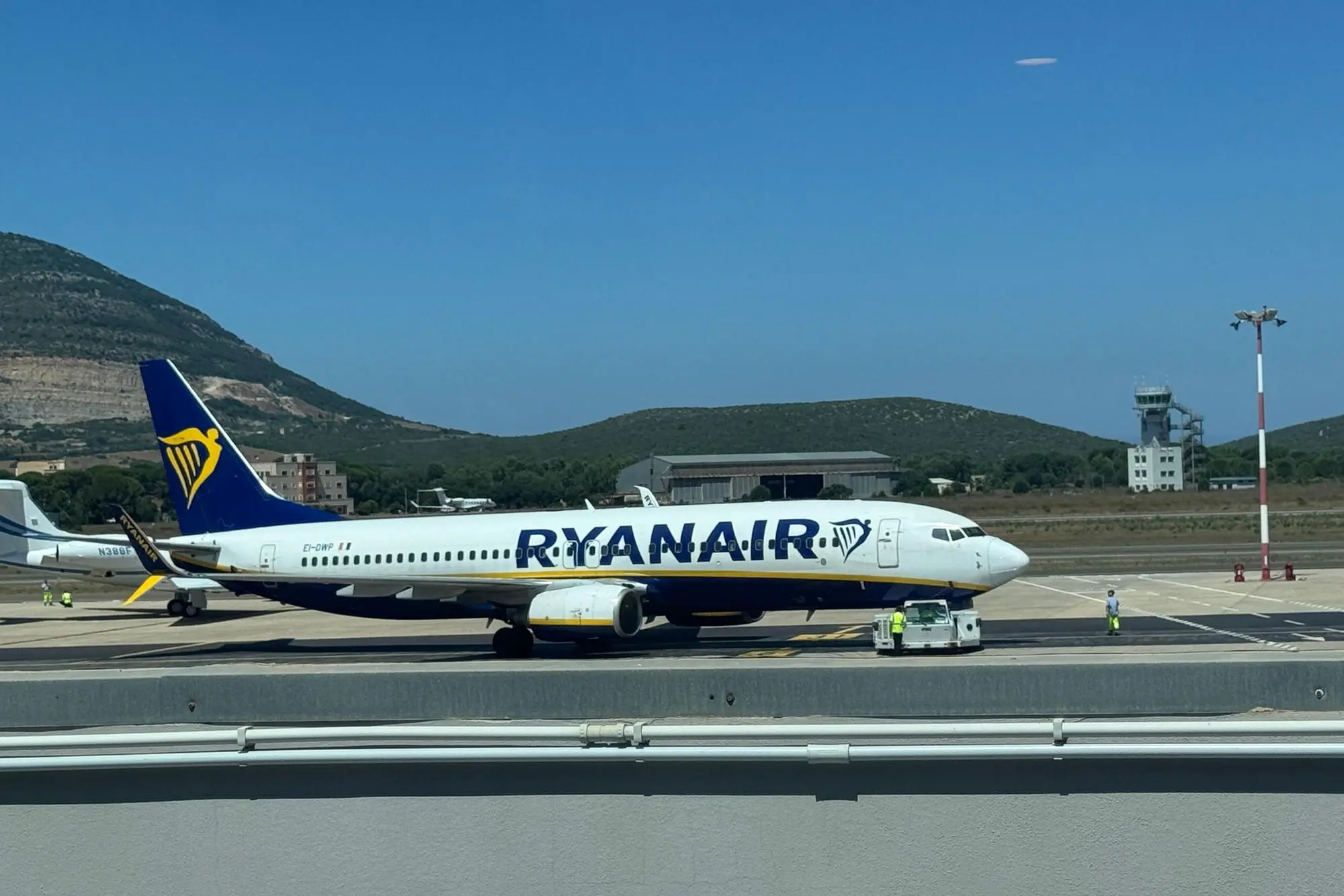 Un aereo Ryanair nella pista dell'aeroporto di Alghero