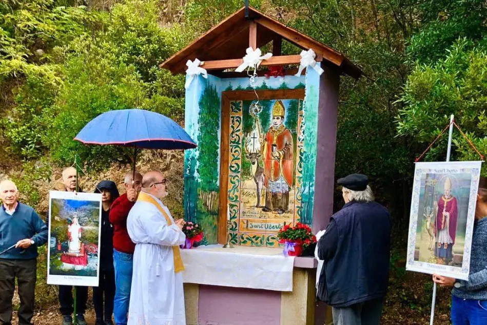 L'altare con il mosaico di sant'Uberto durante la benedizione (L'Unione Sarda - Farris)
