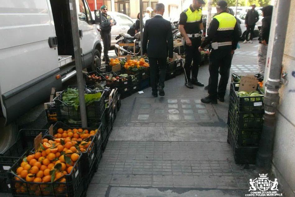 Cagliari, frutta e verdura sul marciapiede: venditore (abusivo) nei guai