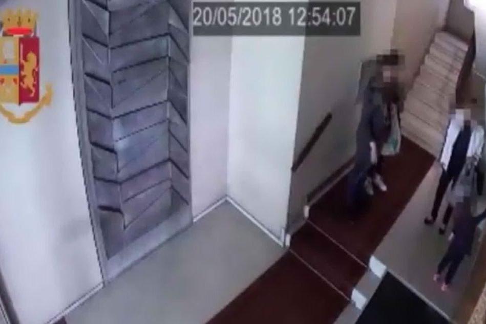 Derubava anziane in ascensore, nei guai una 29enne VIDEO