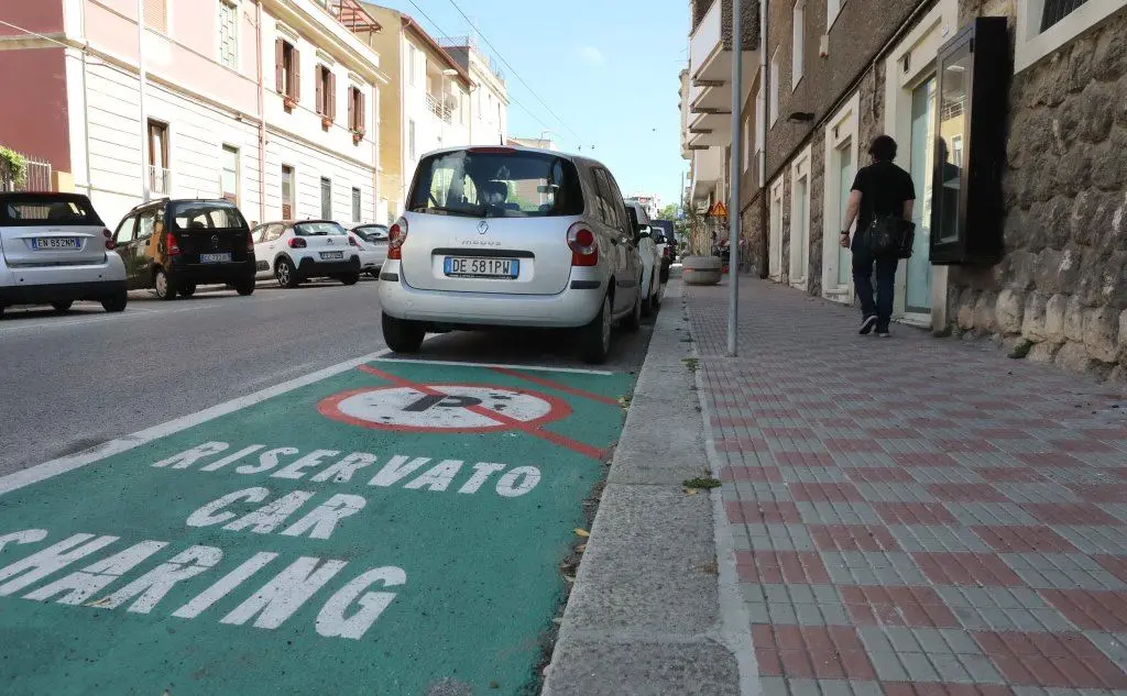 Un parcheggio a Cagliari riservato al car sharing (foto archivio L'Unione Sarda)