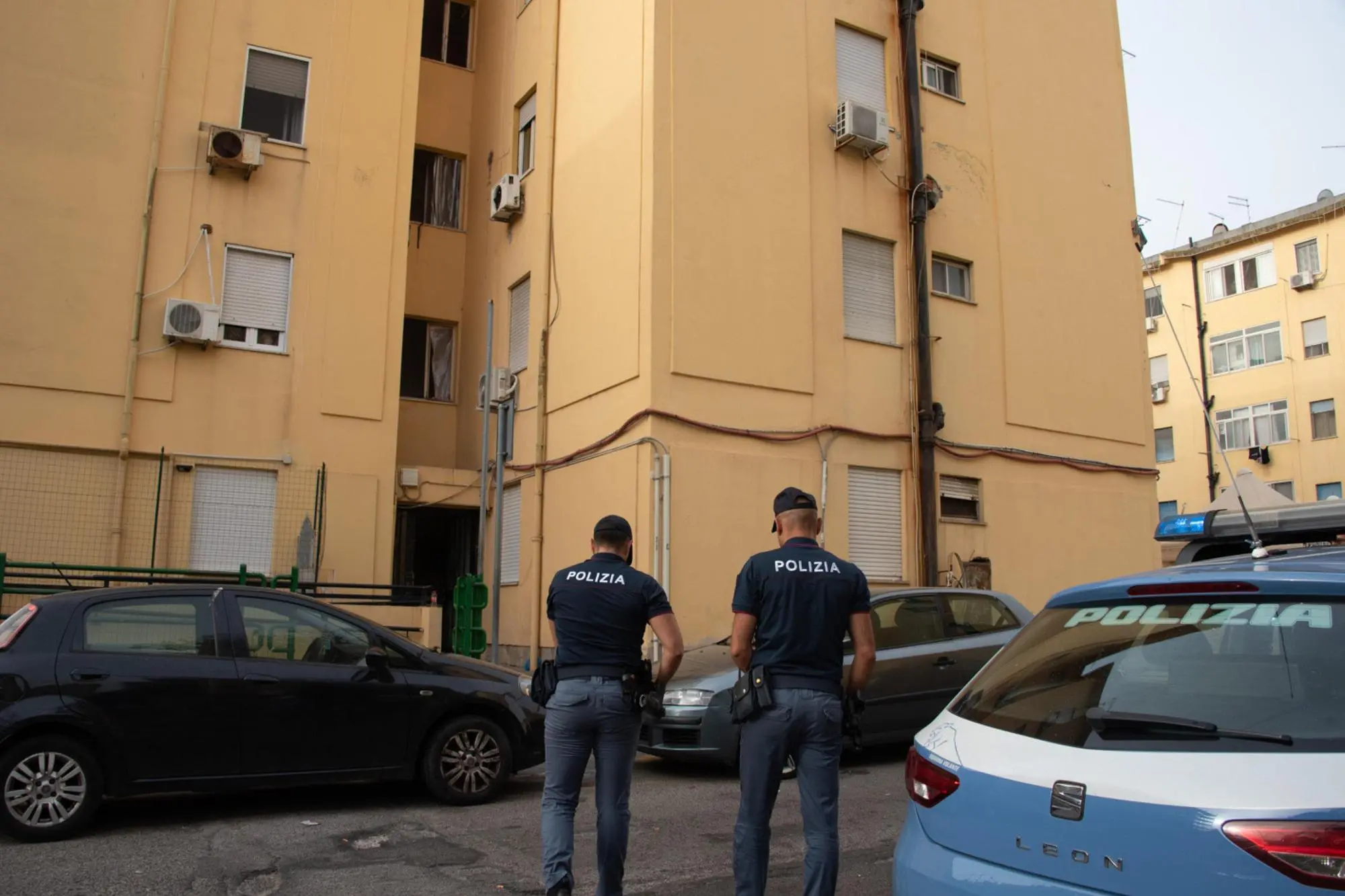 Forze dell'ordine all'esterno della palazzina di via Podgora dove un uomo di 77 anni HA ucciso a coltellate la moglie di 59 al culmine di una lite