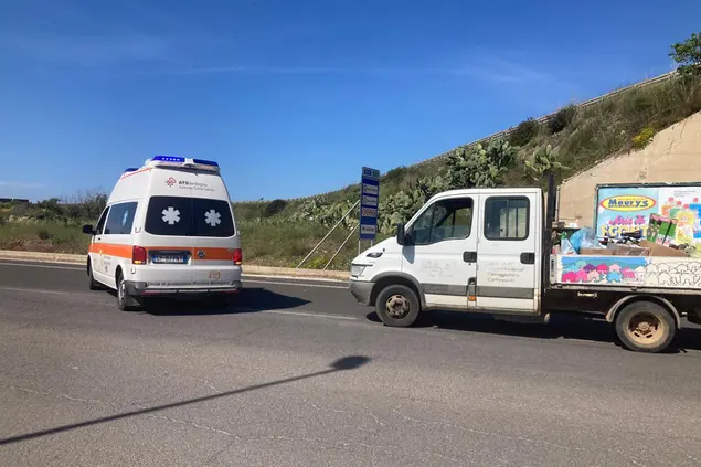 L'ambulanza nel luogo dell'incidente ( foto Pala)
