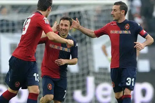 L'esultanza rossoblù dopo il gol di Cossu