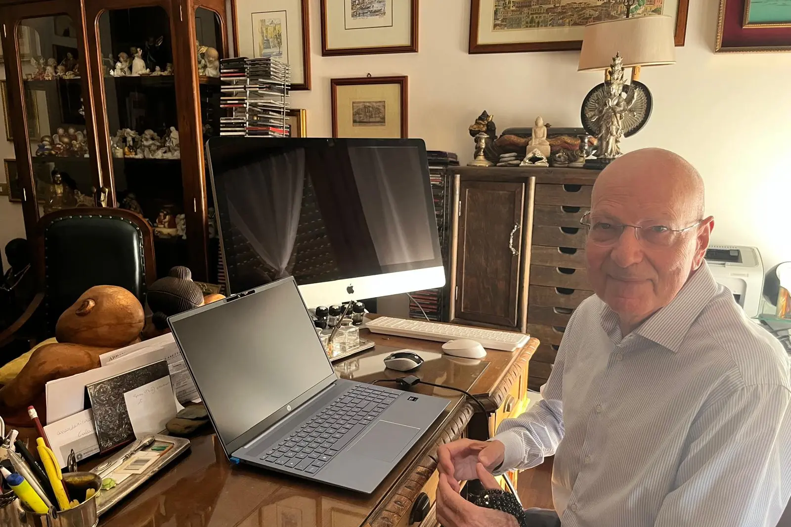 Il professor Antoniò Macciò nello studio della sua abitazione di Cagliari