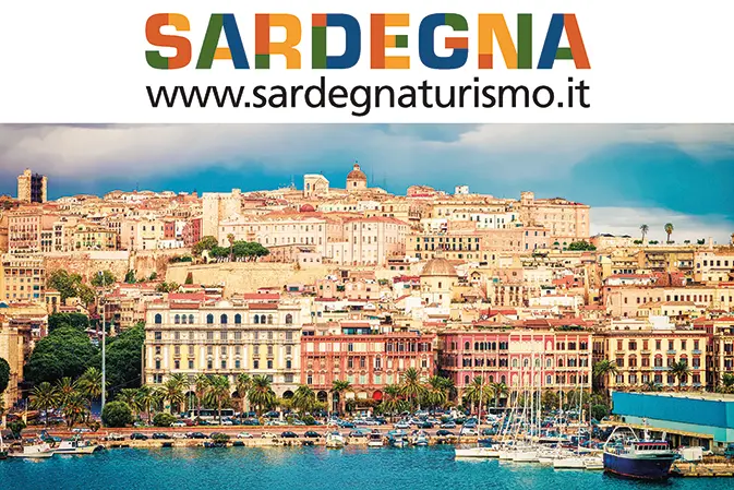 Veduta mozzafiato della città di Cagliari dal suo porto. La città del sole racconta, lungo le strade e vicoli dei suoi quartieri antichi, Castello, Stampace, Villanova, La Marina, una storia ricca di popoli e colori che l'hanno vissuta e continuano a scoprirla