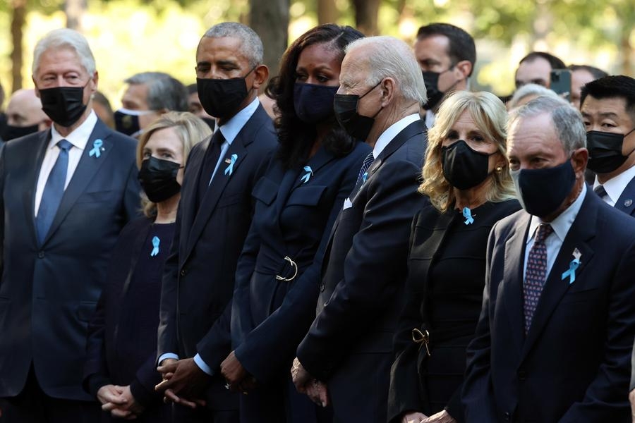 Biden commemora le vittime dell'11 settembre a New York, assieme agli ex presidente Clinton e Obama. Con loro anche Hillary Clinton e Michelle Obama (Ansa)