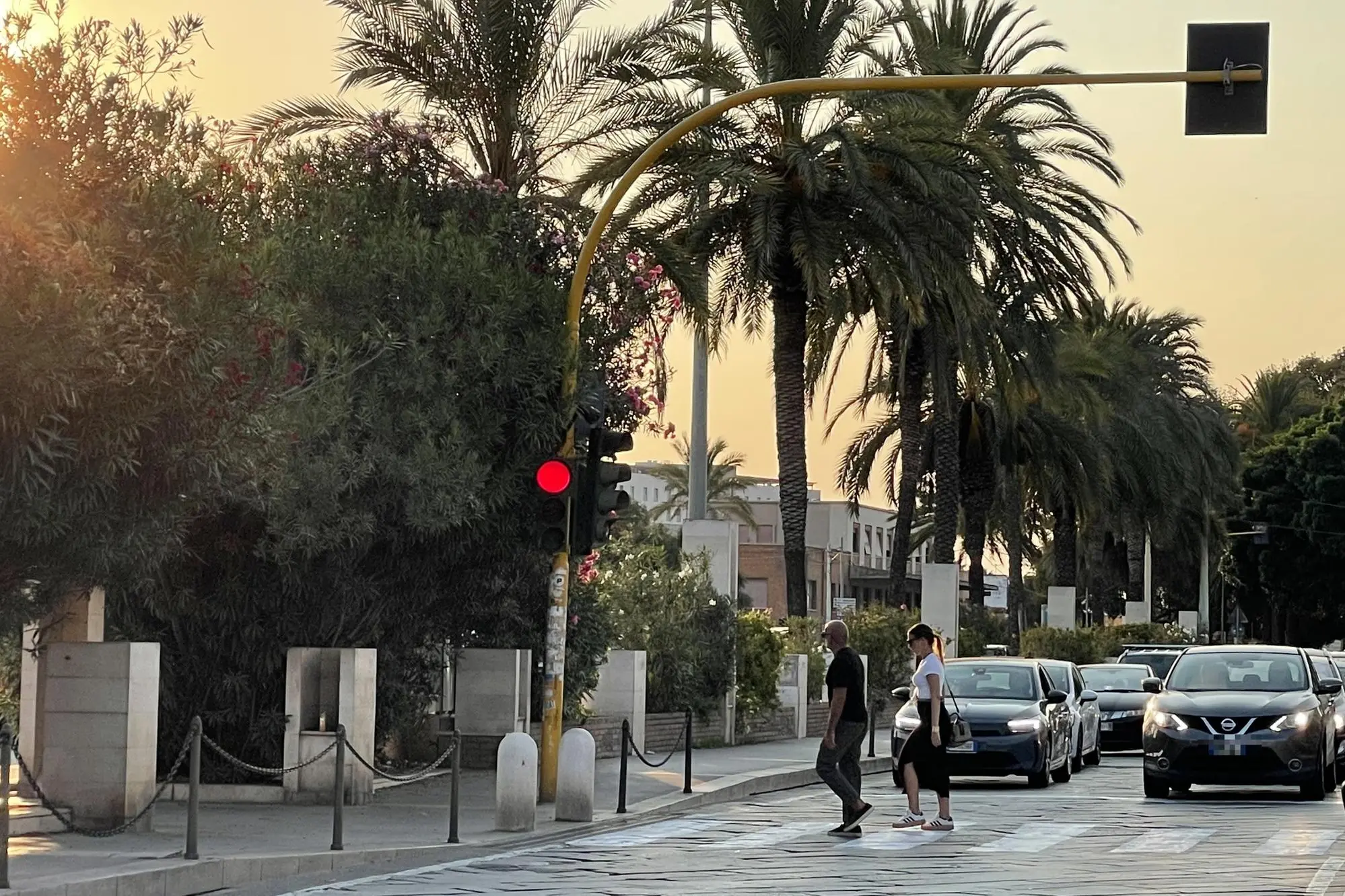 Il semaforo a metà di via Roma lato mare