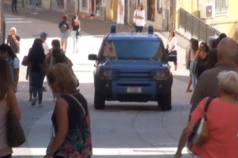 Cagliari, scippo nelle vie dello shopping: ladra fermata dai passanti