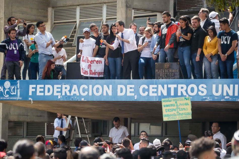 Caos in Venezuela: Guaidó si proclama presidente ad interim