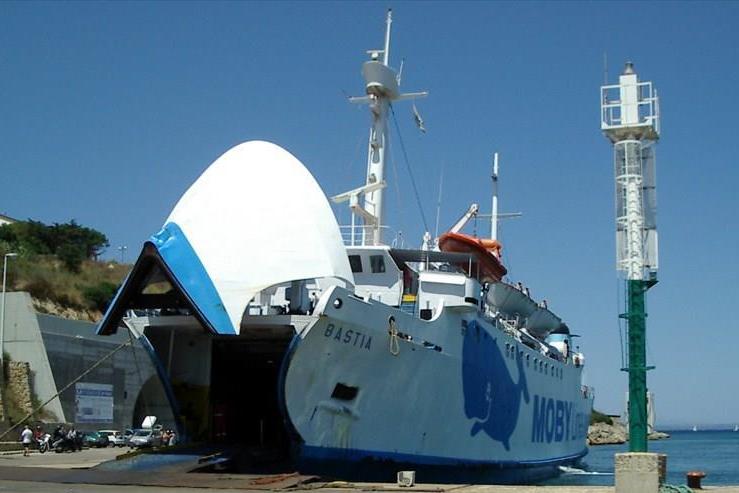 Santa Teresa, risolta l’avaria al traghetto per la Corsica: trovati pezzi di cima nelle eliche
